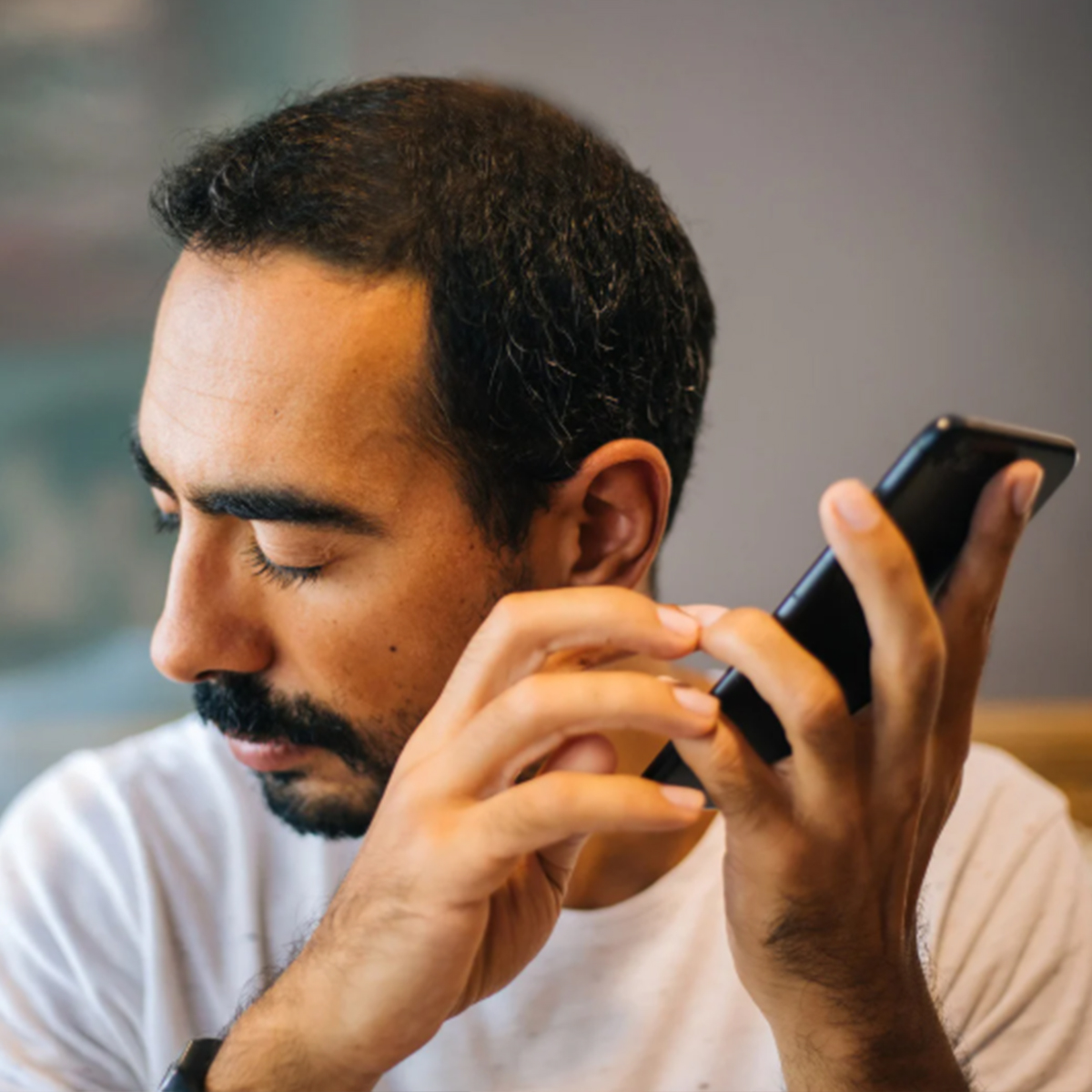 a person is trying to use smartphone with screen reader
